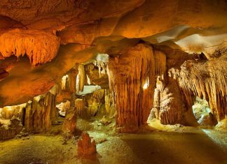 Ngỡ ngàng trước vẻ đẹp lung linh của Hang Sửng Sốt khi du lịch Hạ Long Ngỡ ngàng trước vẻ đẹp lung linh của Hang Sửng Sốt khi du lịch Hạ Long