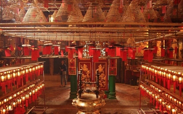 Tham quan đền Man Mo tại khu phố Soho Hồng Kông