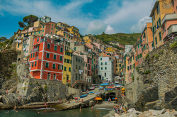 Cinque Terre đẹp như bức tranh sơn dầu nằm chênh vênh trên vách đá hiểm trở dọc bờ biển Liguria