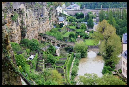 Các bức tường của Corniche nhìn ra thung lũng và khu phố cổ Luxembourg.
