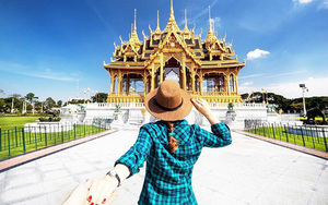 Du khách nắm tay nhau du lịch hè nước ngoài tại Thái Lan