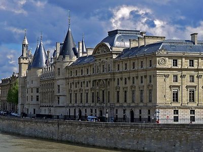 Palais de Justice trong nắng và gió nhẹ