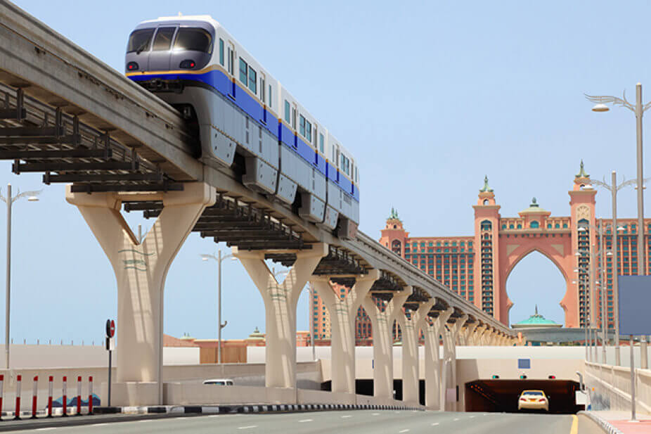 Tàu điện The Palm Monorail chạy trên đảo cọ nhân tạo