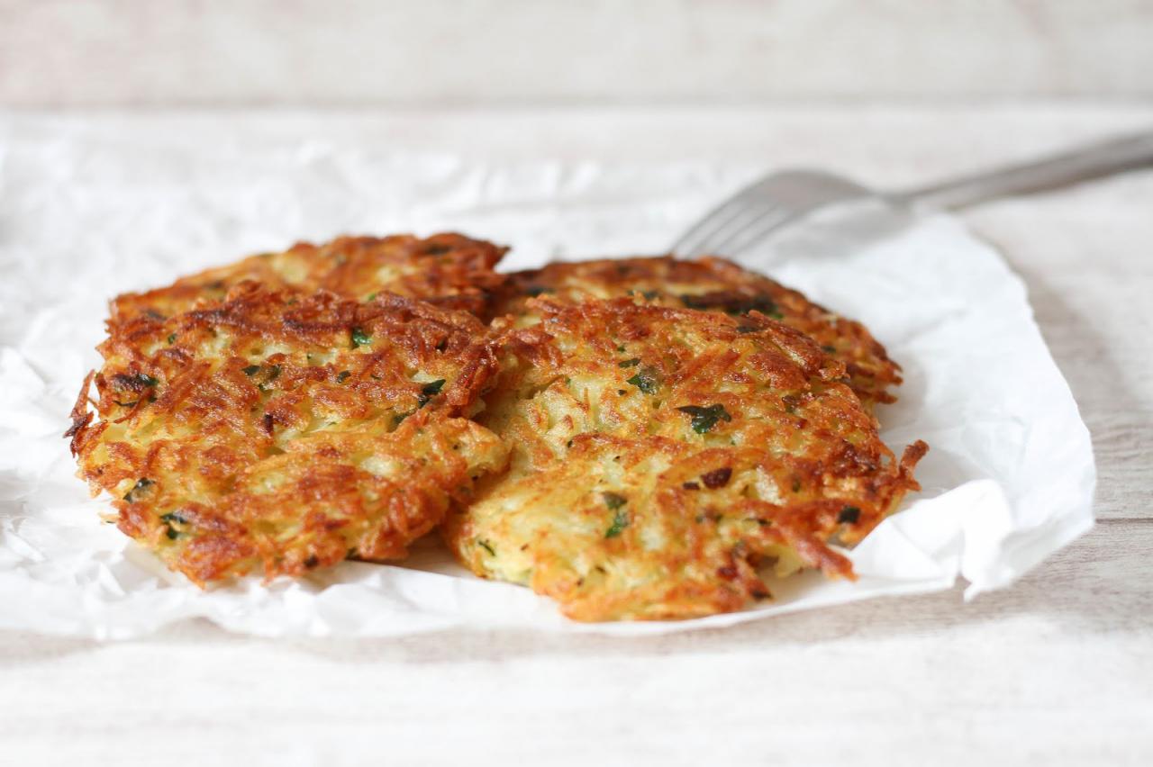 Bánh khoai tây Gromperekichelcher truyền thống của Luxembourg