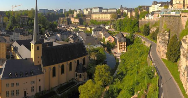 Khu phố cổ Luxembourg với những ngôi nhà truyền thống và con đường lát đá.