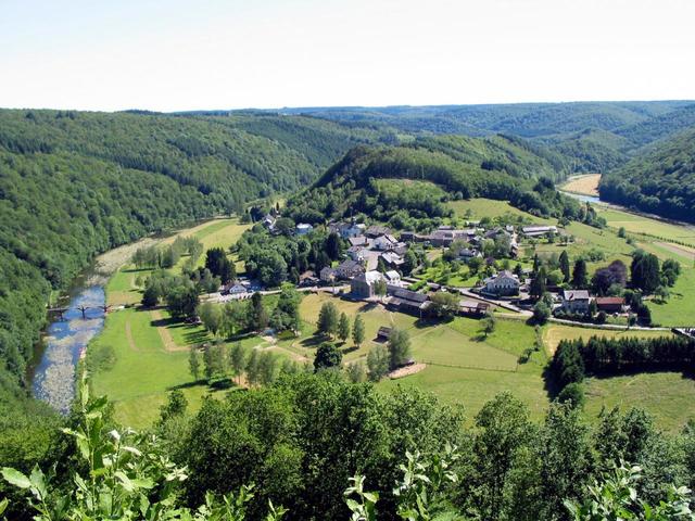 Cảnh quan núi rừng hùng vĩ của vùng Luxembourg Ardennes.
