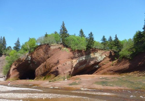 Hang động Saint Martin với hầm rượu vang độc đáo