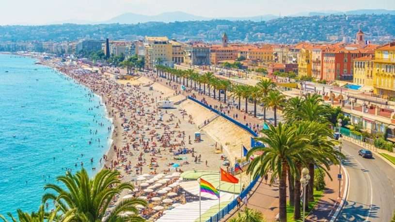 Bãi biển Nice với nước biển xanh ngắt và những tòa nhà cổ kính ven bờ