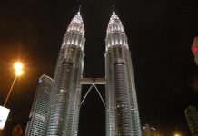 Tháp đôi Petronas ở Kuala Lumpur, Malaysia