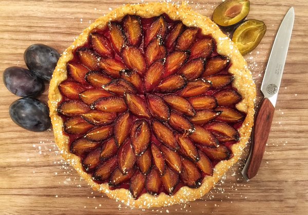 Bánh tart mận Quetschentaart với lớp vỏ vàng và nhân mứt mận