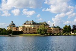 Cung điện Hoàng gia Drottningholm với kiến trúc cổ kính và khu vườn rộng lớn