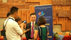 Ông Trần Văn Long trả lời báo chí sau khi nhận giải Top 10 Công ty lữ hành đưa khách du lịch nước ngoài tốt nhất