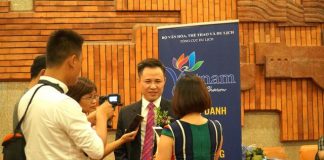 Ông Trần Văn Long trả lời báo chí sau khi nhận giải Top 10 Công ty lữ hành đưa khách du lịch nước ngoài tốt nhất