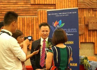 Ông Trần Văn Long trả lời báo chí sau khi nhận giải Top 10 Công ty lữ hành đưa khách du lịch nước ngoài tốt nhất