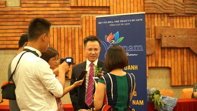 Ông Trần Văn Long trả lời báo chí sau khi nhận giải Top 10 Công ty lữ hành đưa khách du lịch nước ngoài tốt nhất