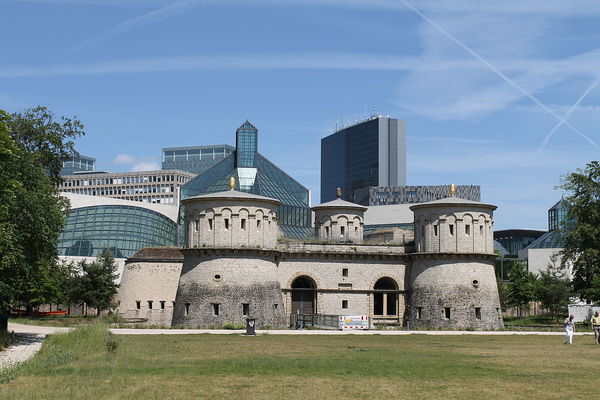 Bảo tàng Lịch sử và Nghệ thuật Quốc gia Luxembourg với kiến trúc hiện đại và cổ điển.