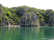 Bãi tắm nằm gọn giữa Ba trái đào trên Vịnh Hạ Long