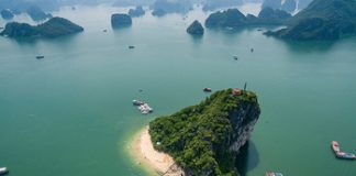 B&atilde;i tắm Ti Tốp với c&aacute;t trắng v&agrave; nước biển trong xanh