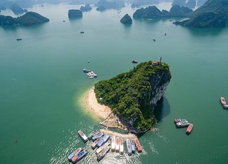 Những hòn đảo cực kỳ độc đáo bạn nhất định phải ghé qua khi đi du lịch Hạ Long Bãi tắm Ti Tốp với cát trắng và nước biển trong xanh