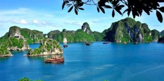 Vịnh Bái Tử Long với những hòn đảo đá vôi hùng vĩ