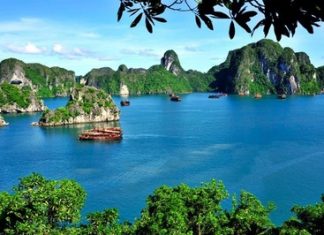 Vịnh Bái Tử Long với những hòn đảo đá vôi hùng vĩ