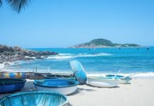 Bãi biển Quy Nhơn tấp nập du khách tới tắm biển