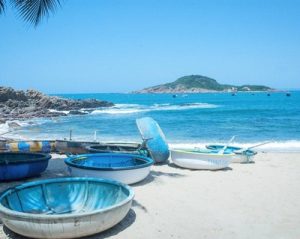 B&atilde;i biển Quy Nhơn tấp nập du kh&aacute;ch tới tắm biển