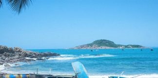 B&atilde;i biển Quy Nhơn tấp nập du kh&aacute;ch tới tắm biển