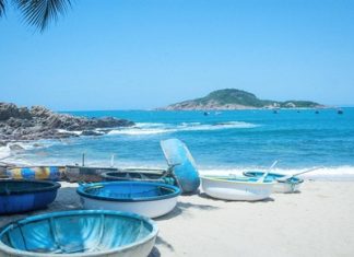 Bãi biển Quy Nhơn tấp nập du khách tới tắm biển