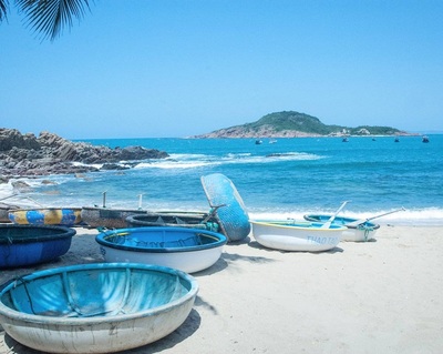 Bãi biển Quy Nhơn tấp nập du khách tới tắm biển