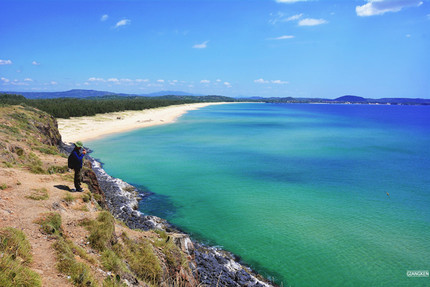 Ghềnh đá đen và bãi cỏ xanh mướt trên đỉnh Gành Xép, Bãi Xép Phú Yên.