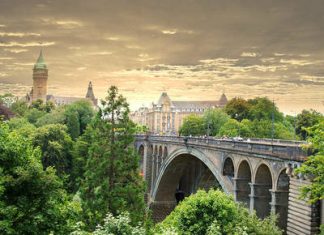 Cầu vòm hai tầng Adolphe tại thành phố Luxembourg