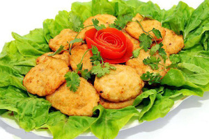 Món chả mực từ lâu đã trở thành món ăn đặc sản của Vịnh Hạ Long