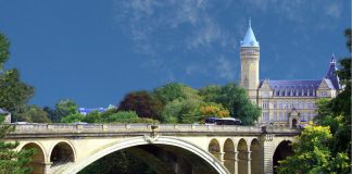 Toàn cảnh thành phố Luxembourg từ trên cao với những tòa nhà cổ kính và cây xanh tươi tốt.