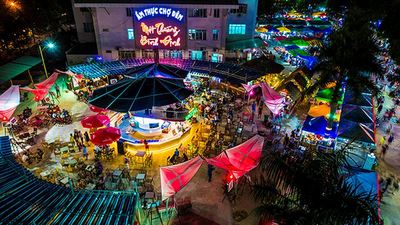 Khu ẩm thực đa dạng tại chợ đêm Quy Nhơn