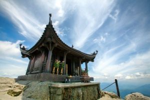 Danh thắng Yên Tử bên vịnh Hạ Long nổi tiếng