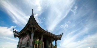 Danh thắng Yên Tử bên vịnh Hạ Long nổi tiếng