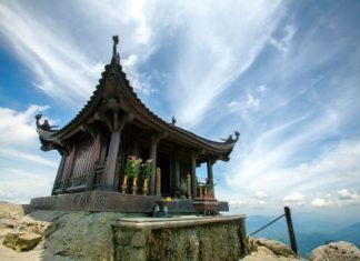 Danh thắng Yên Tử bên vịnh Hạ Long nổi tiếng