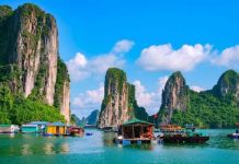 Vịnh Bái Tử Long với những hòn đảo đá vôi hùng vĩ