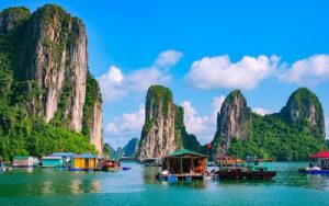 Vịnh Bái Tử Long với những hòn đảo đá vôi hùng vĩ