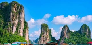 Vịnh Bái Tử Long với những hòn đảo đá vôi hùng vĩ