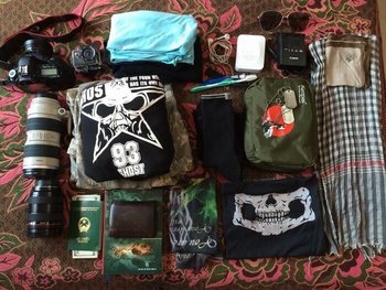 Trang phục du lịch không chỉ hợp thời tiết mà còn phải hợp phong tục