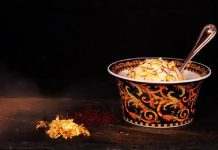 Kem phủ vàng kim cương đen là món ăn đắt đỏ tại Dubai