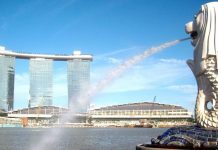 Du khách mua sắm tại Singapore