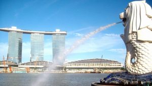 Du khách mua sắm tại Singapore
