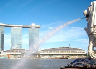 Du khách mua sắm tại Singapore