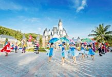 Toàn cảnh thành phố biển Nha Trang nhìn từ trên cao với những bãi biển trải dài và các tòa nhà cao tầng