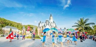 Toàn cảnh thành phố biển Nha Trang nhìn từ trên cao với những bãi biển trải dài và các tòa nhà cao tầng