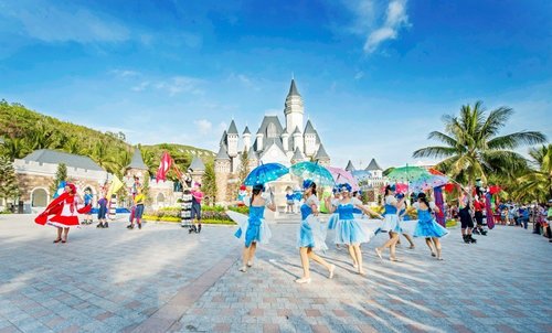 Toàn cảnh thành phố biển Nha Trang nhìn từ trên cao với những bãi biển trải dài và các tòa nhà cao tầng