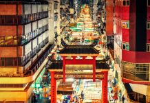 Phố Temple Hồng Kông với khung cảnh cổ kính nhưng nhộn nhịp